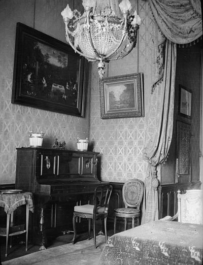 2.) A Gerbeaud család kis szalonja, szekrénnyel, dísztárgyakkal (20. század első fele)