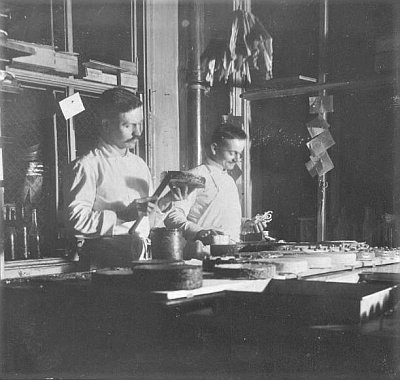 1. Gerbeaud cukrászai torta készítés közben (1910 körül)