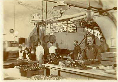 1. Munka a Gerbeaud csokoládégyár műhelyében (1910 körül) /Szerencsi Károly hagyatéka/