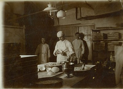 2. Gerbeaud vállalat egyik cukrásza és inasai (1910 körül) /Szerencsi Károly hagyatéka/