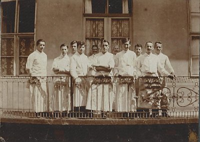 3. A Gerbeaud cég munkaruhában lévő cukrászainak csoportja (1908) /Szerencsi Károly hagyatéka/
